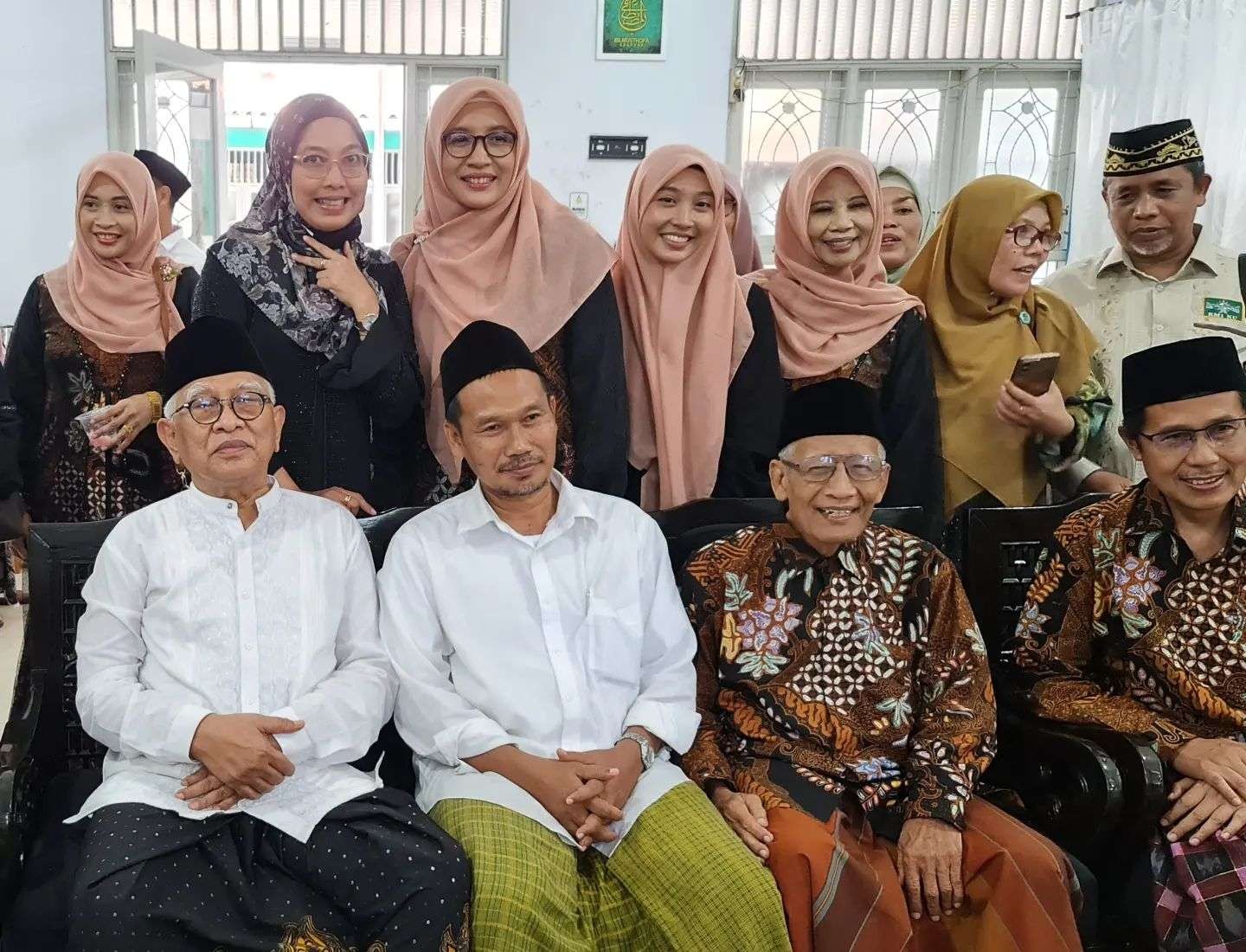 KH Ahmad Mustofa Bisri (Gus Mus) Gus Baha dan para kiai di Rembang, Jawa Tengah. (Foto: dok/Ngopibareng.id)