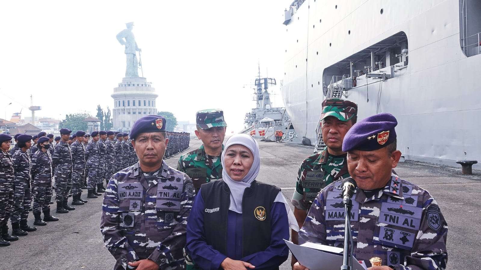 Gubernur Khofifah bersama Pangdam V/Brawijaya Mayjen TNI Mayjen TNI Farid Makruf dan Pangkoarmada II Laksda TNI Maman Firmansyah melepas pemberangkatan bantuan pangan yang dibawa dengan menggunakan KRI dr Soeharso, Sabtu 4 Maret 2023, untuk masyarakat di Pulau Masalembu, Kabupaten Sumenep. (Foto: Pemprov Jatim)