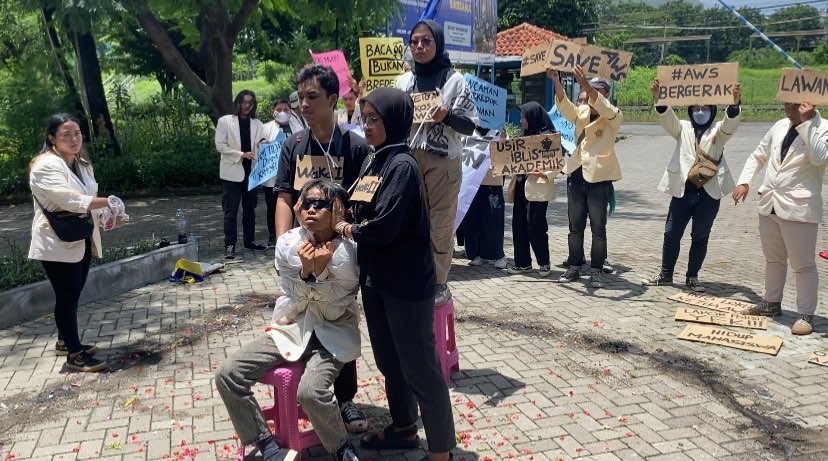 Stikosa AWS kembalikan nilai dua mahasiswa, sekaligus anggota LPM Acta Surya (Foto: Andhi Dwi/Ngopibareng.id)