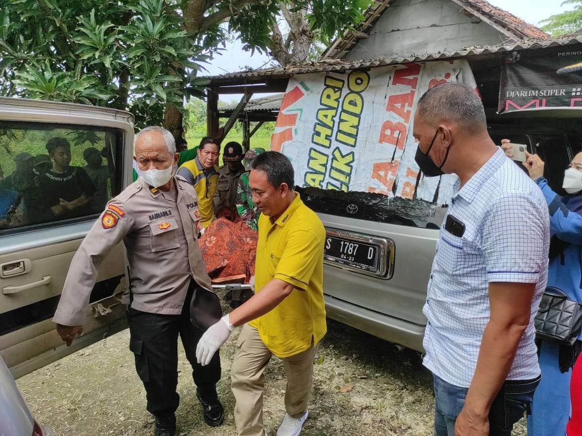 Petugas polsek dan koramil Lamongan saat mendatangi tempat kejadian perkara. (Foto: Imron Rosidi/Ngopibareng.id)