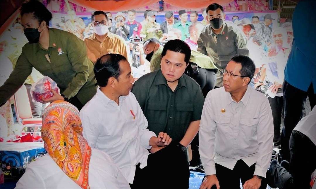 Presiden Jokowi berkunjung ke tenda pengungsian korban kebakaran Depo Pertamina Plumpang Jakarta Utara, Minggu 5 Maret 2023. (Foto: Instagram @erickthohir)