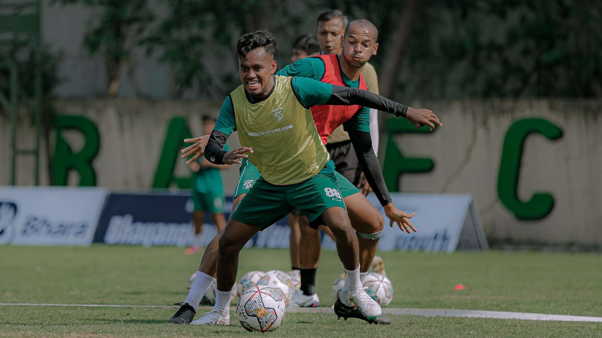 Pemain Persebaya menjalani latihan intensitas tinggi menyambut laga melawan Barito Putera. (Foto: Persebaya)