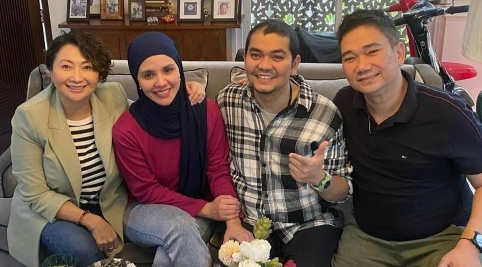 Indy Barends hadir di pertemuan Indra Bekti dan istrinya, Aldila Jelita di rumah pengacara Milano Lubis, Minggu 5 Maret 2022. (Foto: Instagram @indybarends)