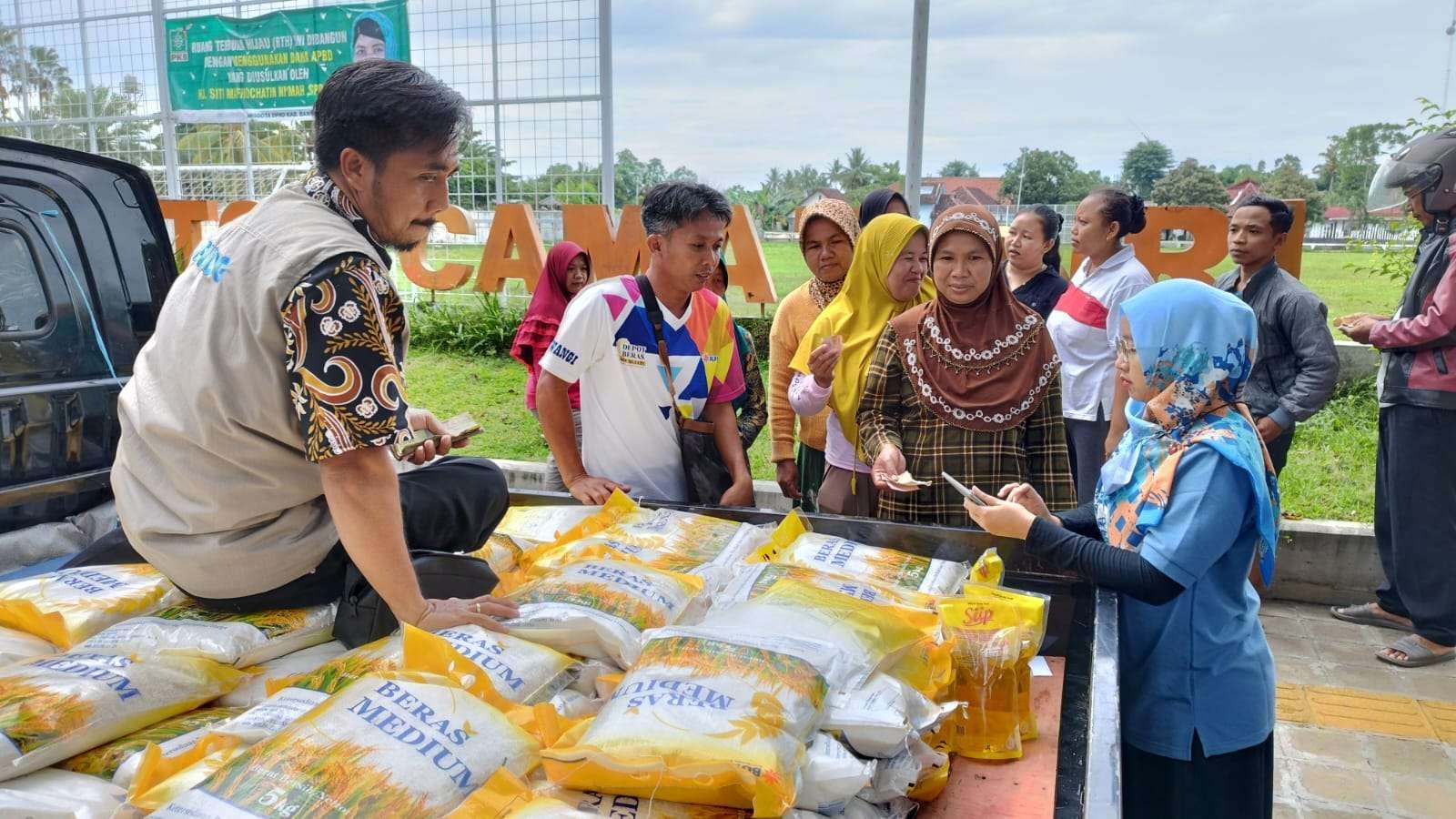 Operasi pasar murah yang dilaksanakan Bulog Banyuwangi awal Februari lalu. (Foto: Muh Hujaini/Ngopibareng.id)