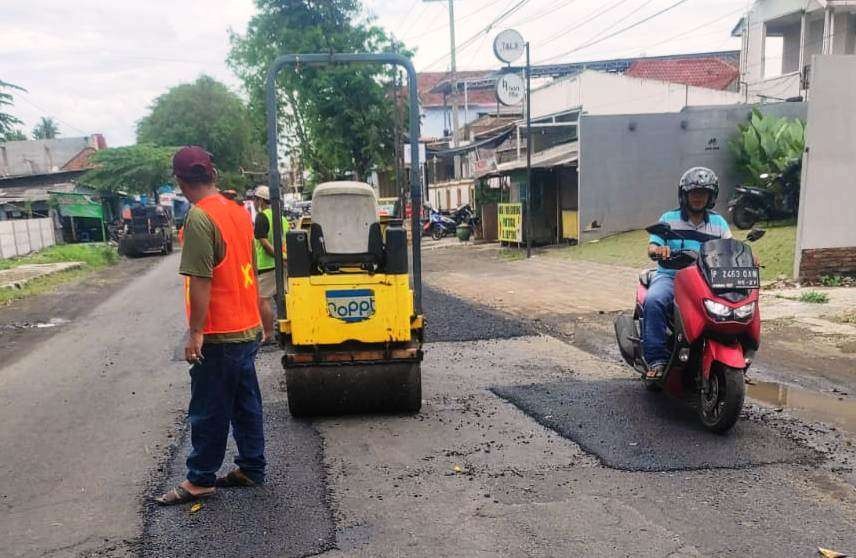 Perbaikan jalan di salah satu ruas jalan di Banyuwangi mulai dilakukan. (Foto: Istimewa)