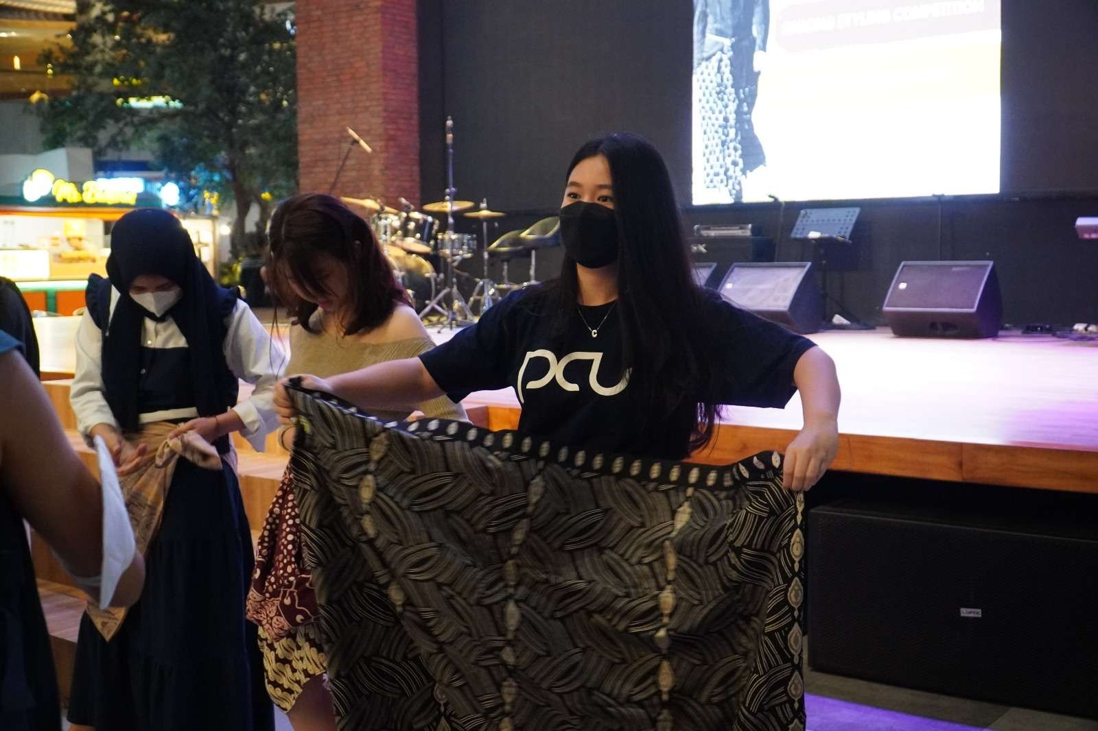 Mahasiswa UK Petra kenakan sarung dengan teknik draping. (Foto: Dokumentasi UK Petra)