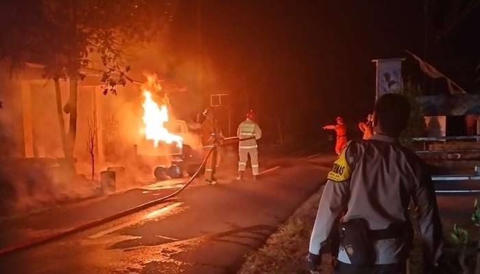 Proses pemadaman pikap pengangkut BBM yang terbakar di Wuluhan, Jember (Foto: Dok Polsek Wuluhan)