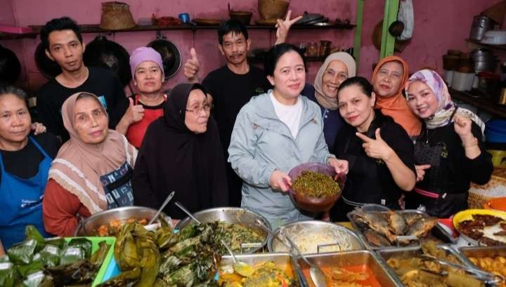 Ketua DPR RI Puan Maharani didaulat foto bersama saat mengecek harga di Pasar (Foto: Media Puan)