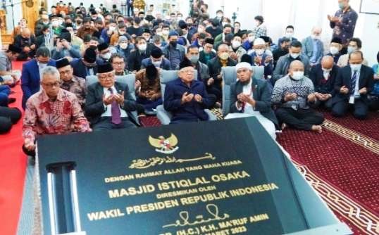 Wapres KH Ma'ruf Amin meresmikan Masjid Isriqlal Osaaka, ditandai dengan penandatanganan prasasti. (Foto: BPMI Setwapres)