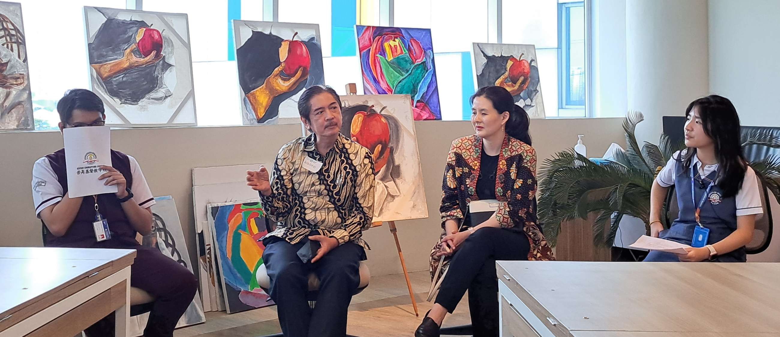 Executive Director SKE, Ir. Winfrid Prayogi bersama Direktur General Treasurer PSSI Shirley Puspiwati saat menemui para awak media. (Foto: Pita Sari/Ngopibareng.id)