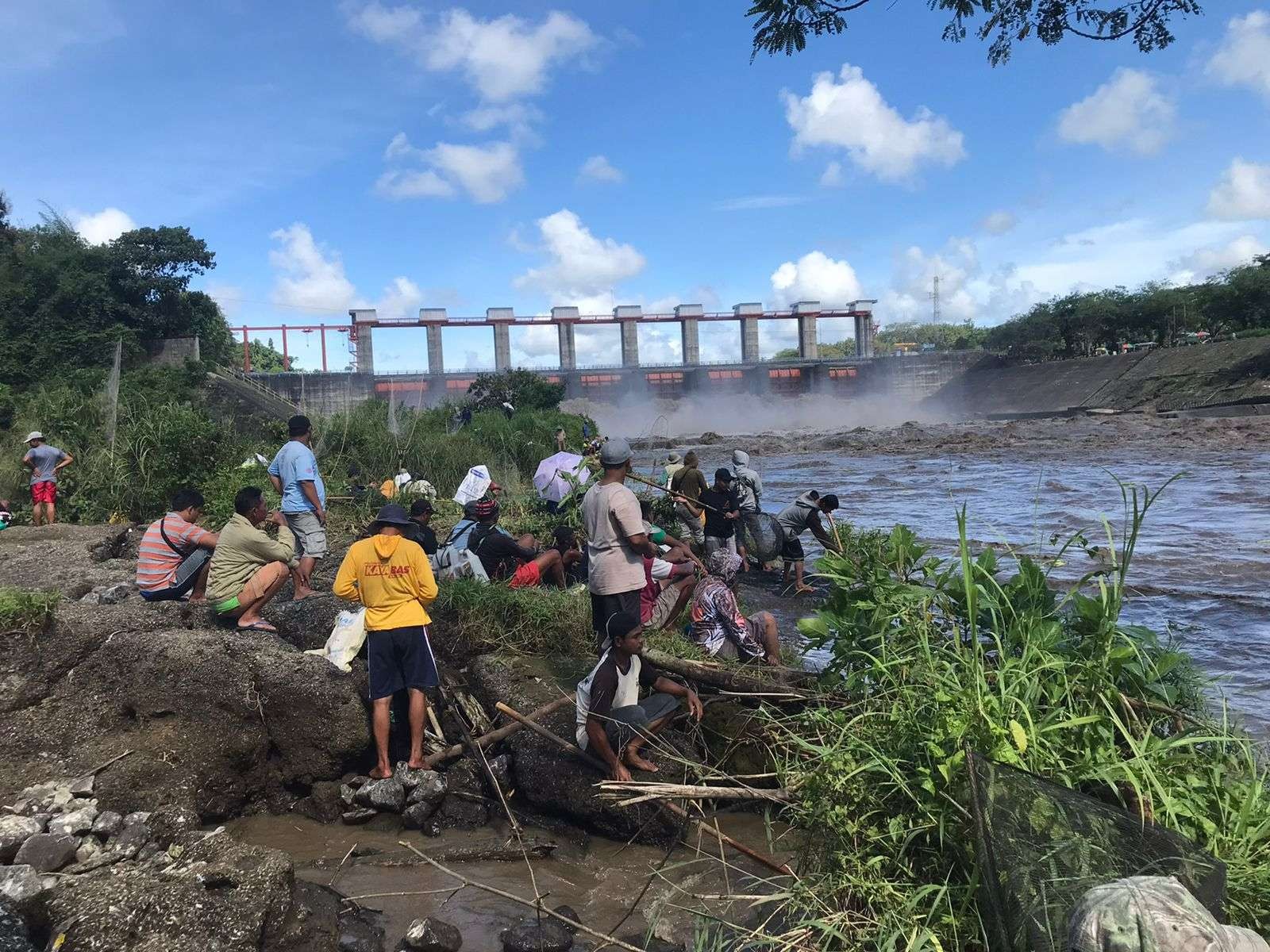 Ribuan warga menunggu ikan mabuk di Bendungan Serut Lodoyo, Blitar. (Foto: Istimewa)