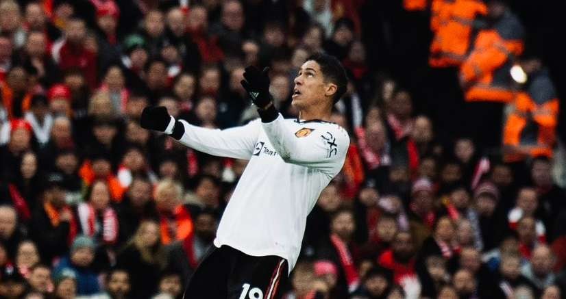 Raphael Varane marahi rekan satu timnya karena dianggap mengabaikan suporter mereka yang jauh-jauh datang ke Anfield. (Foto: Twitter/@ManUtd)