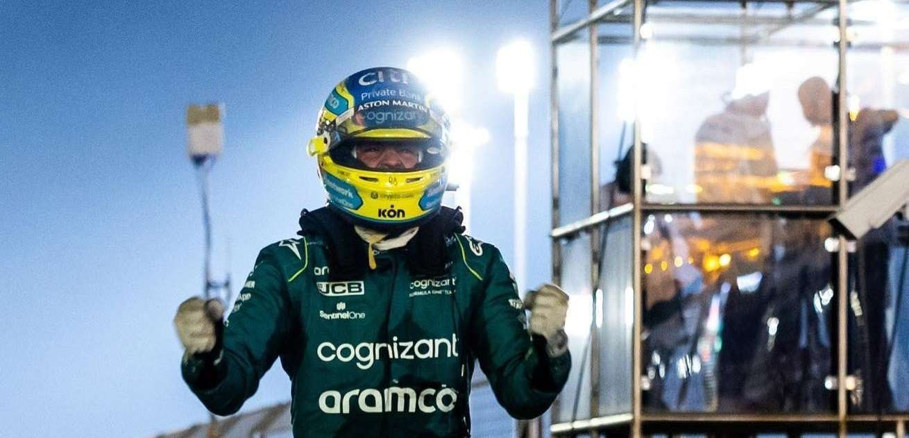 Fernando Alonso mengaku sangat senang bisa bertarung dan mengalahkan Hamilton di F1 GP Bahrain. (Foto: Twitter/@alo_oficial)