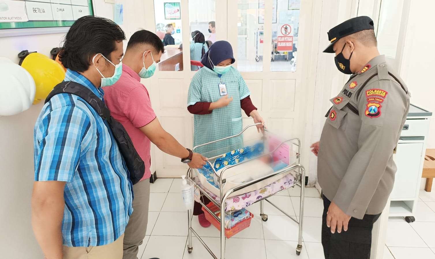 Kapolsek Banyuwangi AKP Kusmin melihat kondisi bayi  pada hari bayi tersebut ditemukan (Foto: Istimewa)