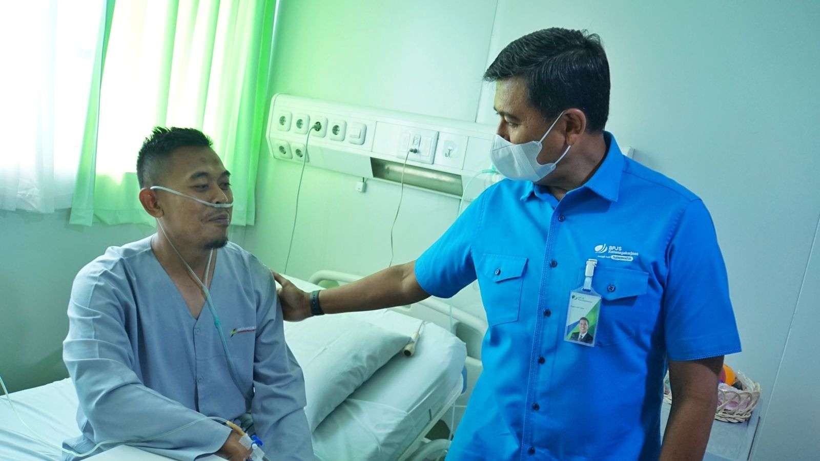 Direktur Utama BPJS Ketenagakerjaan Anggoro Eko Cahya menjenguk salah satu peserta BPJS Ketenagakerjaan. Ia korban kebakaran Depo Pertamina Plumpang. (Foto: Istimewa)