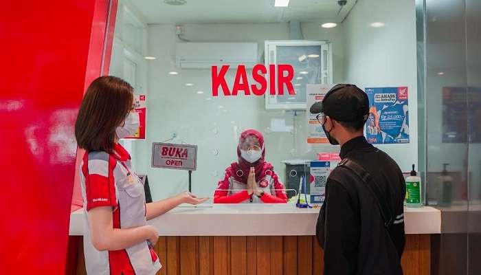 Konsumen MPM Honda saat melakukan transaksi langsung ke kasir (Foto: Dok MPM Honda Jatim)