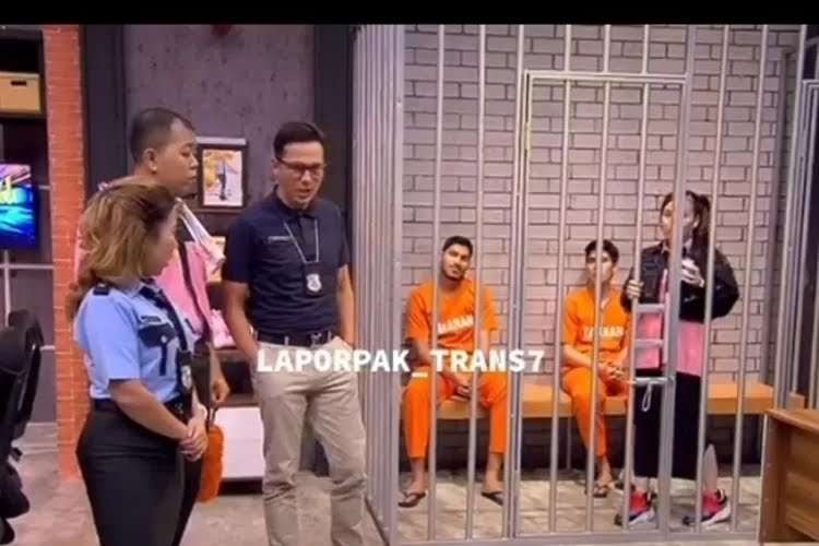 Andika Pratama, Kiky Saputri, dan Ayu Ting Ting ikut tren ngomong cuaks di acara komedi Lapor Pak. (Foto: Trans7)