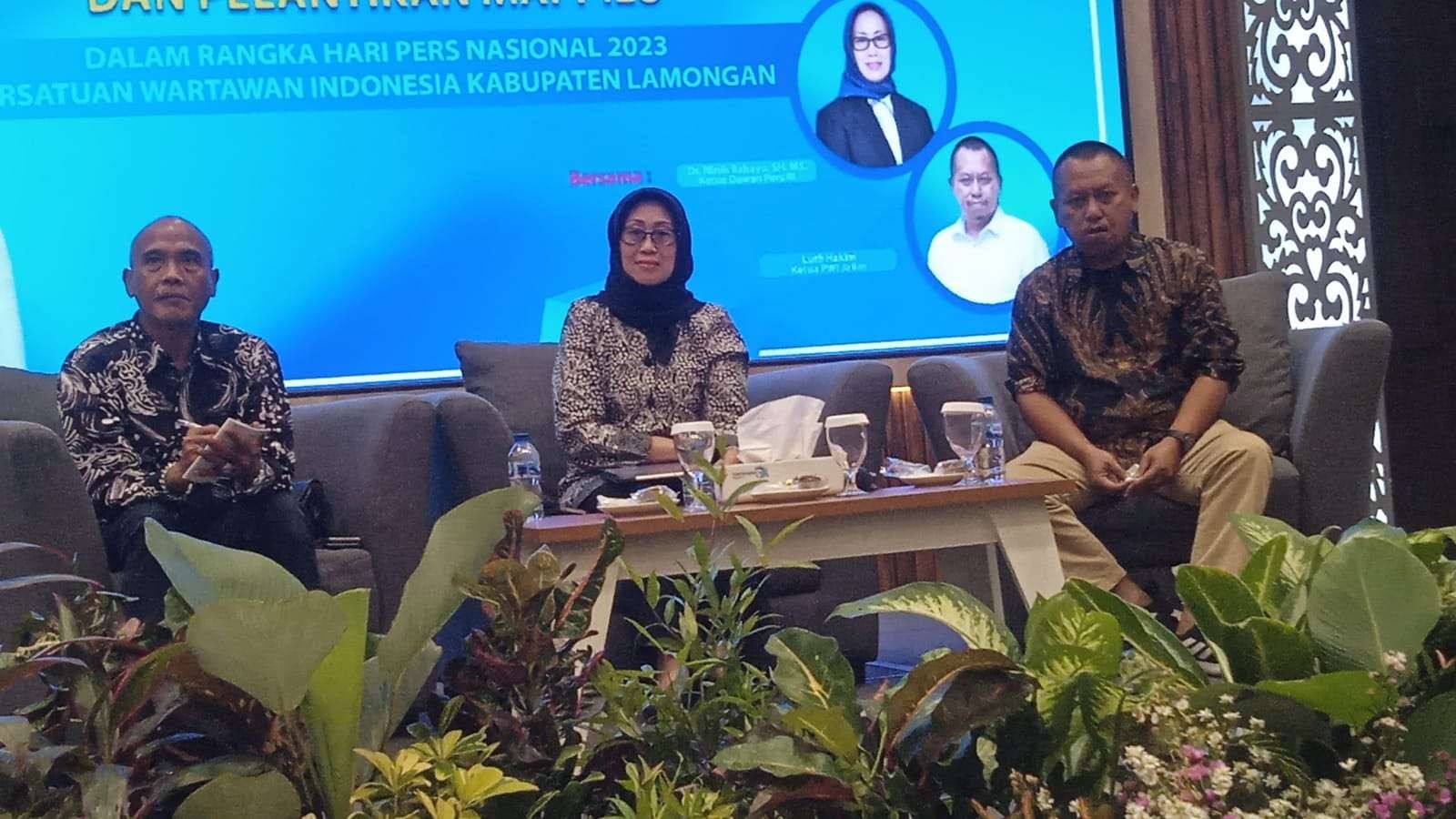 Ketua Dewan Pers RI Dr Ninik Rahayu (tengah) dan Ketua PWI Jatim Luthfil Hakim saat sarasehan puncak Hari Pers Nasional PWI Lamongan. (Foto: Imron Rosidi/Ngopibareng.id).