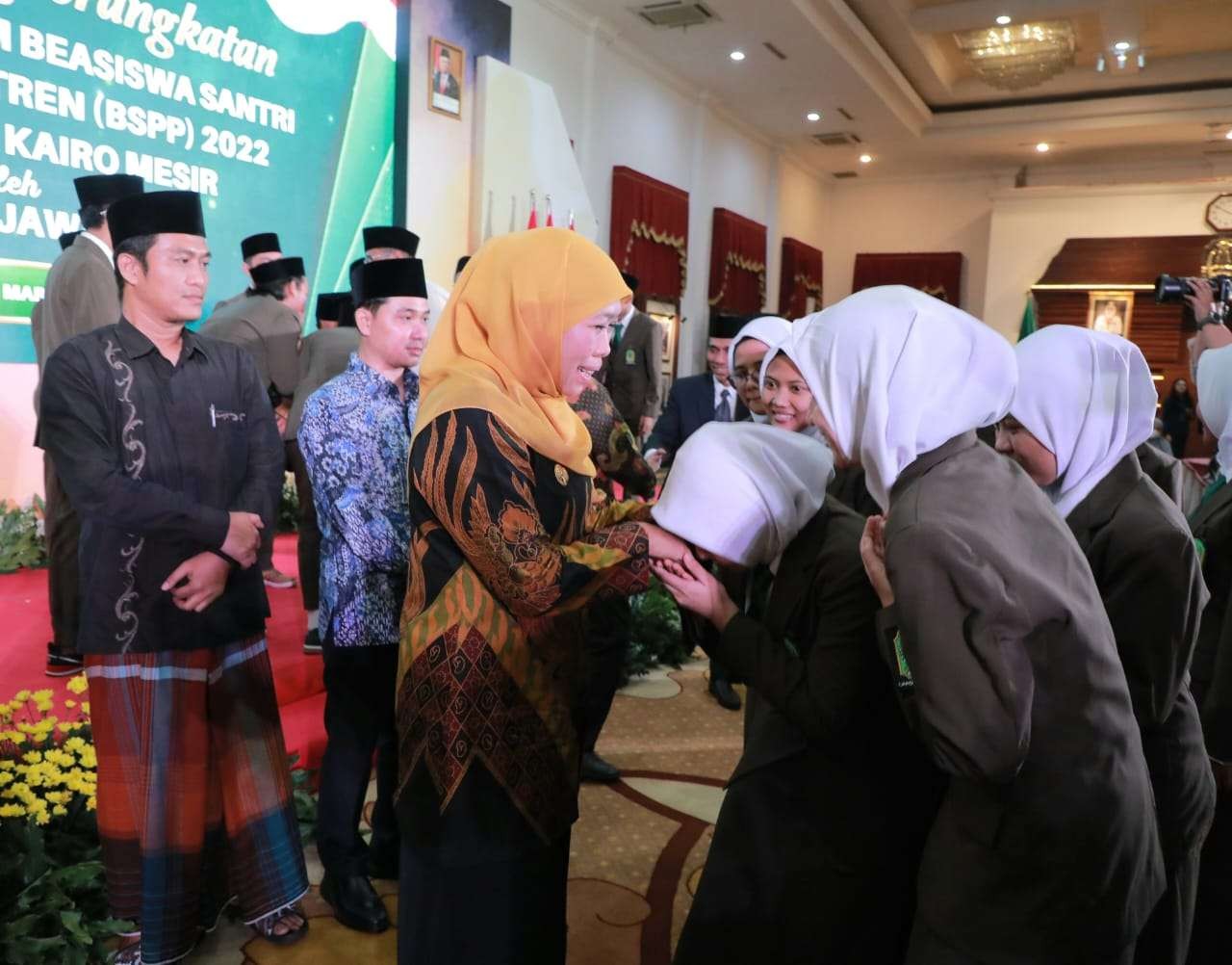 Gubernur Jawa Timur Khofifah Indar Parawansa saat melepas 30 penerima beasiswa santri pondok pesantren (BSPP) untuk belajar di Universitas Al Azhar Kairo Mesir  di Gedung Negara Grahadi, Senin 6 Maret 2023 siang. (Foto: dok. Pemprov Jatim)