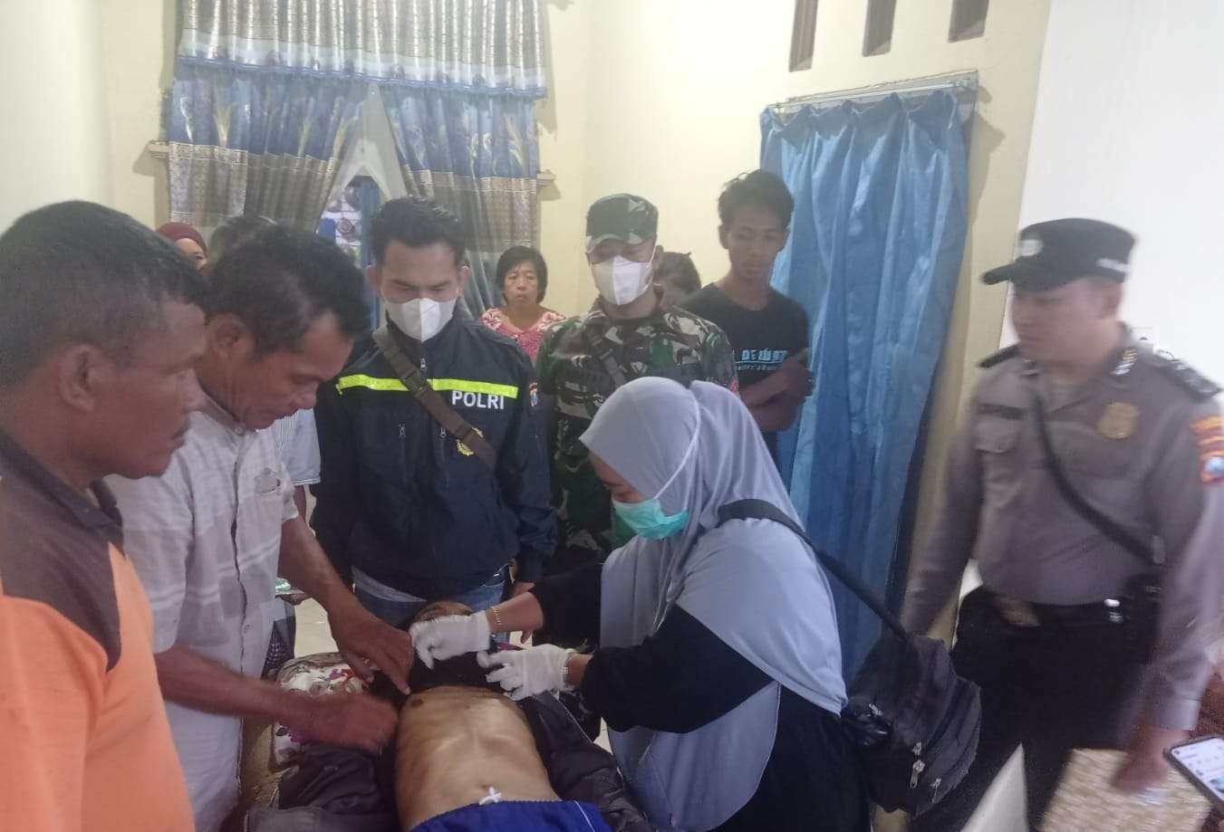 Tenaga medis puskesmas sedang memeriksa mayat korban disaksikan anggota polsek  dan.l koramil serta keluarga korban (Foto:Istimewa)