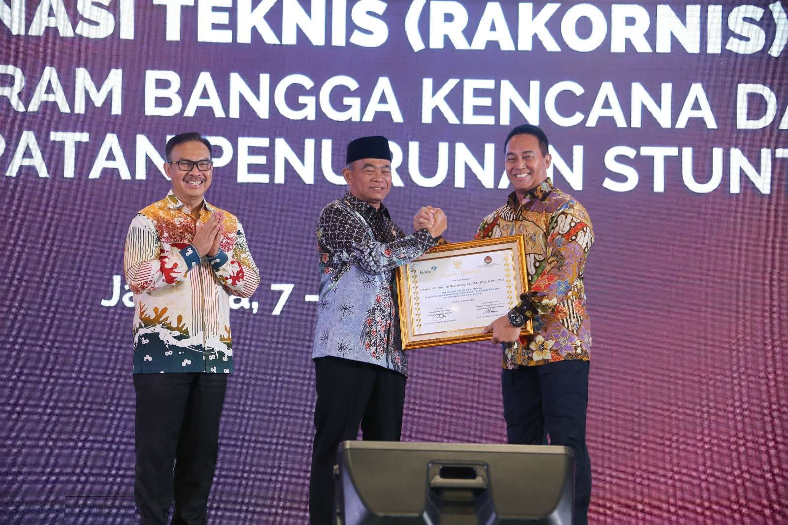 Menteri Koordinator Bidang Pembangunan Manusia dan Kebudayaan (Menko PMK) Muhadjir Effendy bersama mantan Panglima TNI Jendral (Purn) Andika Perkasa, dalam Rapat Koordinasi Teknis Kemitraan Program Bangga Kencana dan Percepatan Penurunan Stunting. (Foto: ANO/Ngopibareng.id)