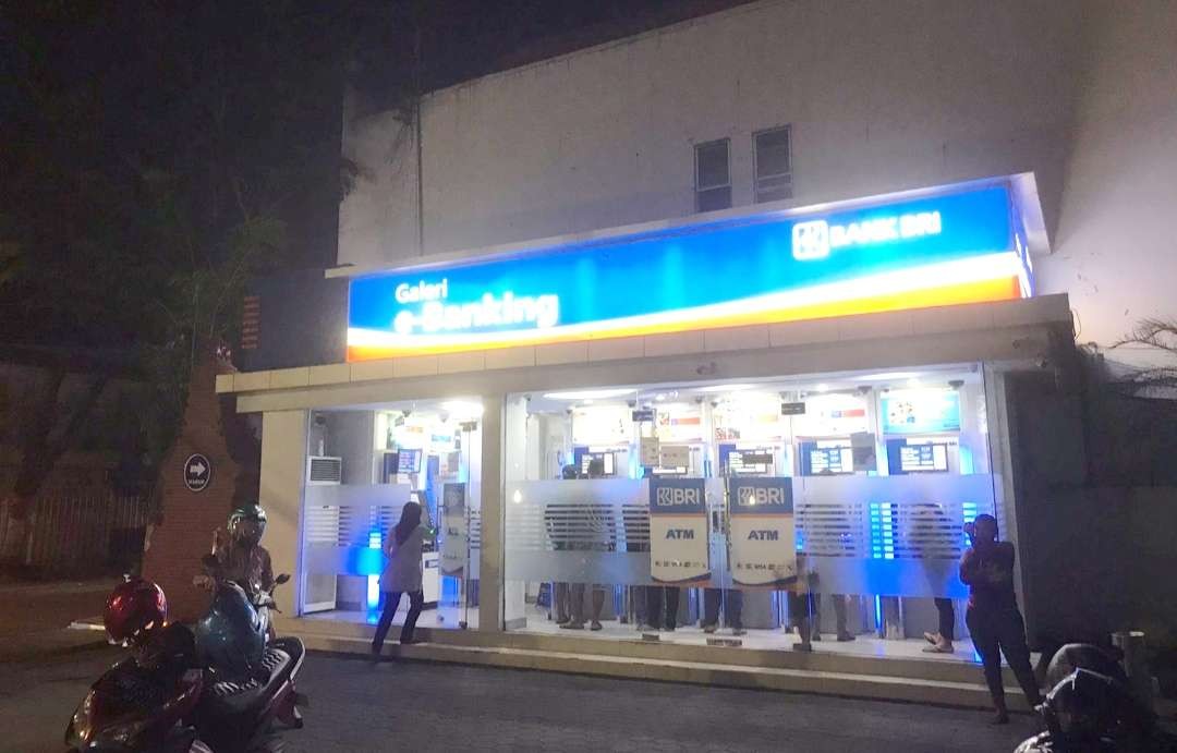 Area parkir ATM bank BRI Cabang Mojokerto.(Foto Deni Lukmantara/Ngopibareng)