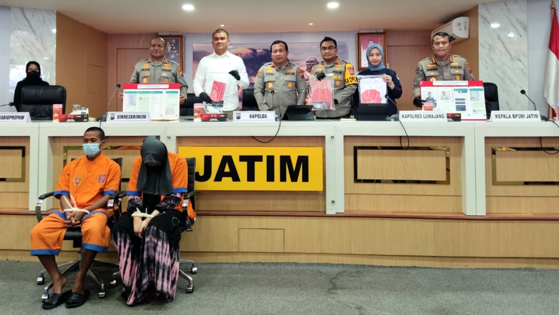 Kapolda Jatim Irjen Pol Toni Harmanto bersama jajaran menunjukkan bukti pengungkapan kasus pengiriman pekerja migran tak berdokumen di Mapolda Jatim, Surabaya, Selasa 7 Maret 2023. (Foto: Fariz Yarbo/Ngopibareng.id)