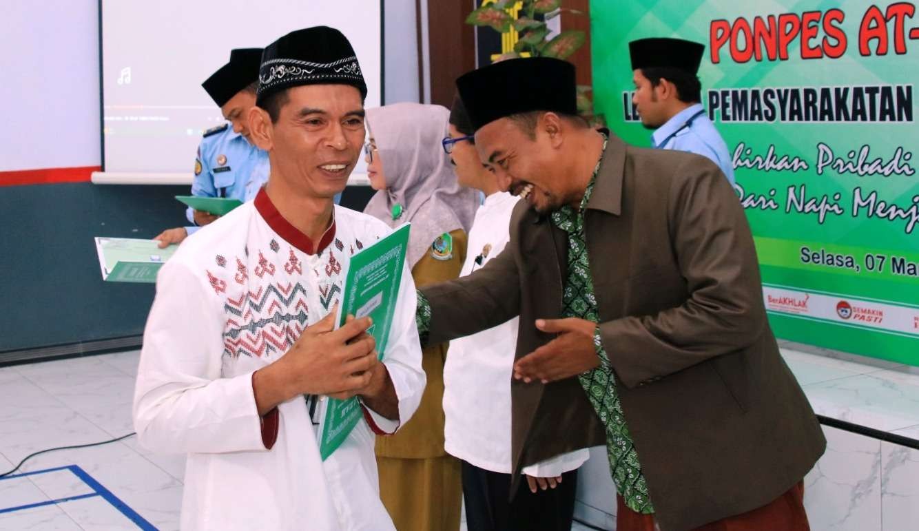 Salah seorang WBP Lapas Banyuwangi tampak terharu setelah dinyatakan lulus pembelajaran Al Quran metode Yanbu'a (Foto: Istimewa)