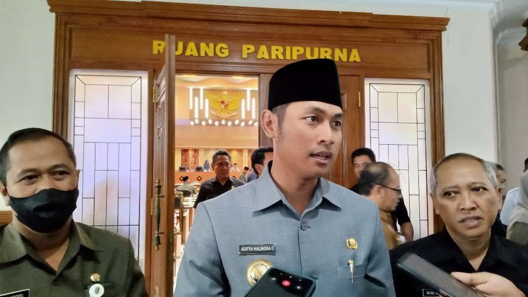 Bupati Tuban usai rapat paripurna di gedung DPRD Tuban (Foto: Khoirul Huda/Ngopibareng.id)