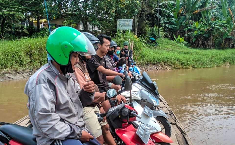 Warga Sidoarjo saat menggunakan perahu tambang untuk menyeberang ke Gresik. (Foto: Aini Arifin/Ngopibareng.id)