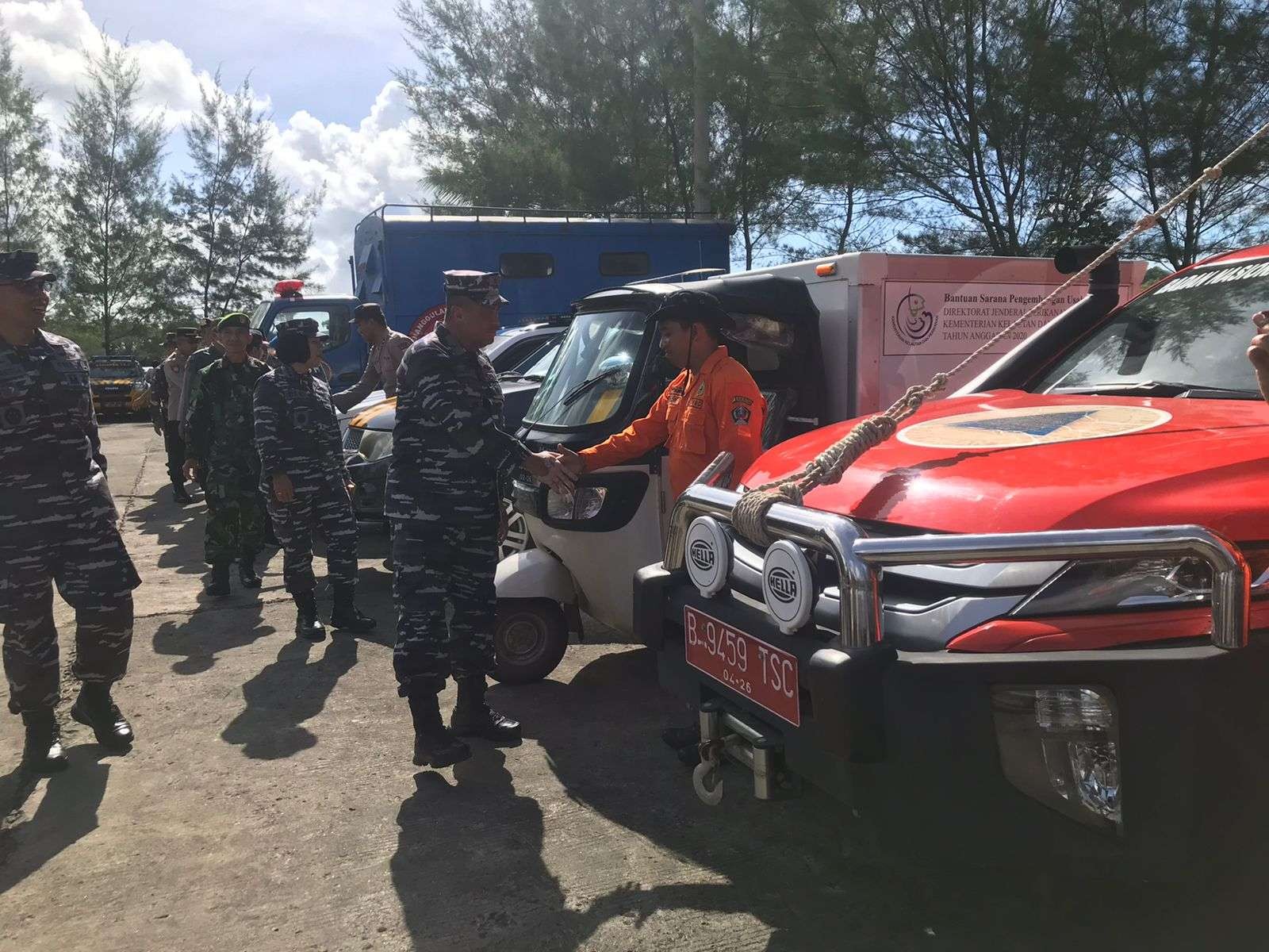 Kepala Dinas Potensi Maritim TNI AL (Kadispotmaral) Laksma TNI Suradi Agung bersama BPBD Kabupaten Blitar. (Foto: Choirul Anam/Ngopibareng.id))