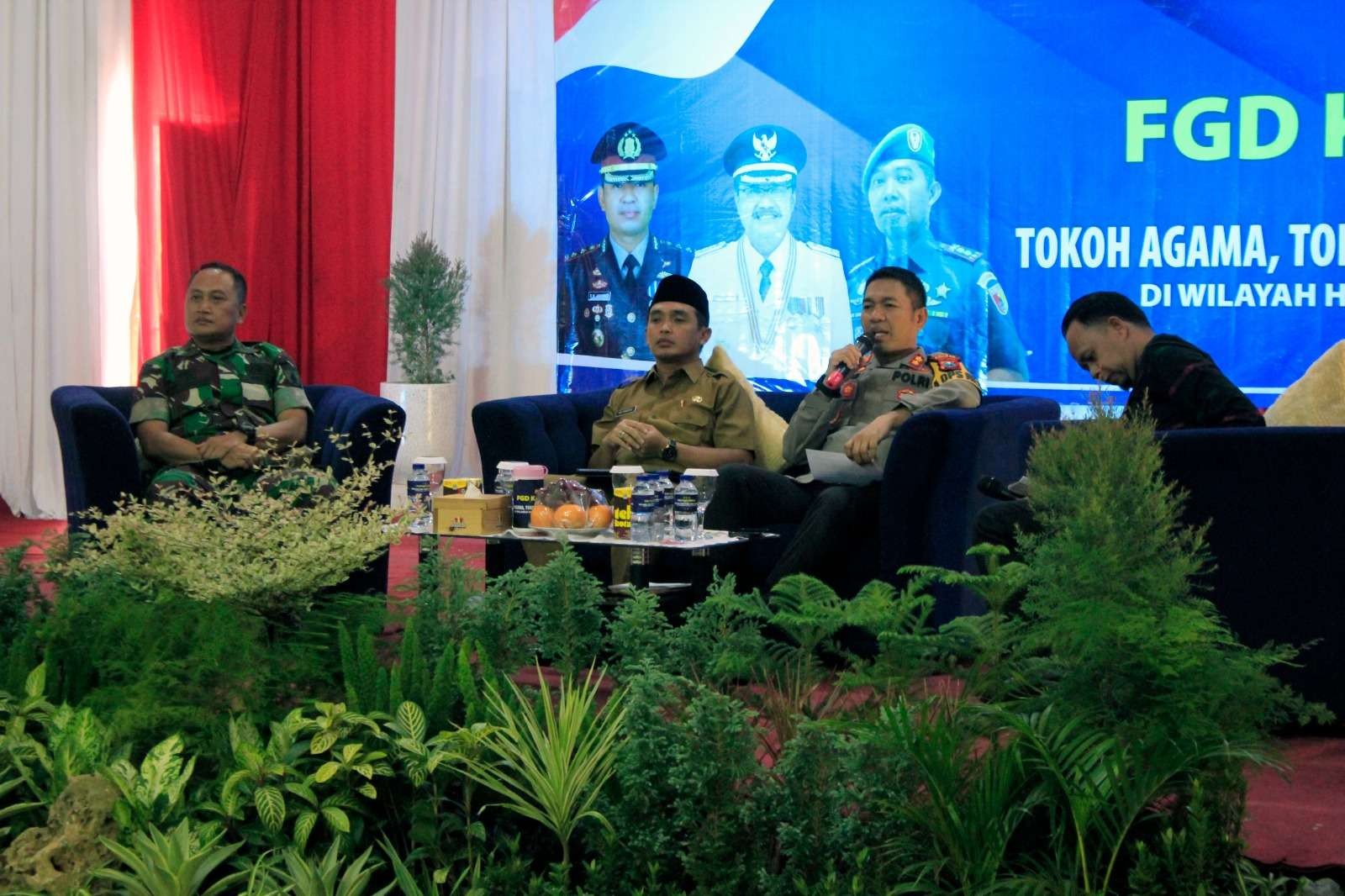 Wakil Wali Kota Pasuruan Adi Wibowo (dua dari kiri), saat hadiri acara Focus Group Discussion (FGD) Kamtibmas bersama tokoh agama, tokoh pemuda dan tokoh masyarakat diwilayah Kota Pasuruan berlokasi di Gedung Wicaksana Laghawa Kota Pasuruan. Selasa, 7 Maret 2023. (Foto: Humas Pemkot Pasuruan)