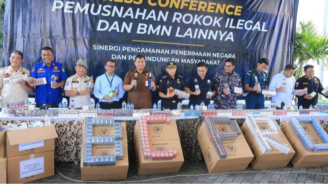 Kantor Pengawasan dan Pelayanan Bea dan Cukai Tipe Madya Pabean C Probolinggo memusnahkan 1.069.901 batang rokok ilegal dan Barang Milik Negara (BMN) lainnya. (Foto: Ikhsan Mahmudi/Ngopibareng.id)