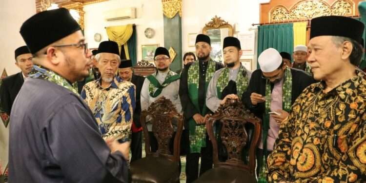 Rektor Kolej Universiti Islam Perlis (KUIPs) Muhammad Rozalimi Ramle bertemu Ketua Majelis Tabligh Pimpinan Pusat Muhammadiyah Fathurrahman Kamal, di Masjid Gedhe Kauman Yogyakarta. (Foto: muhammadiyah.or.id)