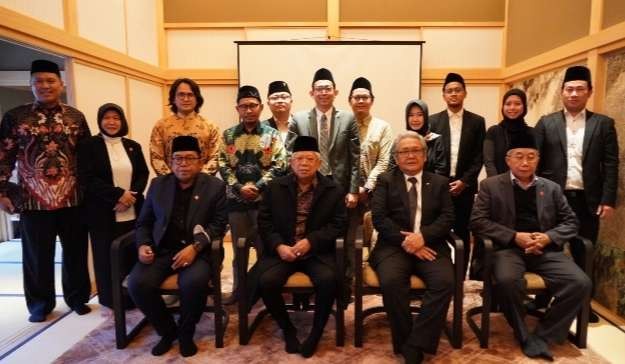 Wakil Presiden (Wapres) Ma’ruf Amin ketika melakukan pertemuan secara hybrid dengan Diaspora Indonesia Pelaku Bisnis Produk Halal di Jepang, di Ruang Shikinoma, Hotel The Mitsui, Kyoto, Jepang (Foto: BPMI  Setwapres)