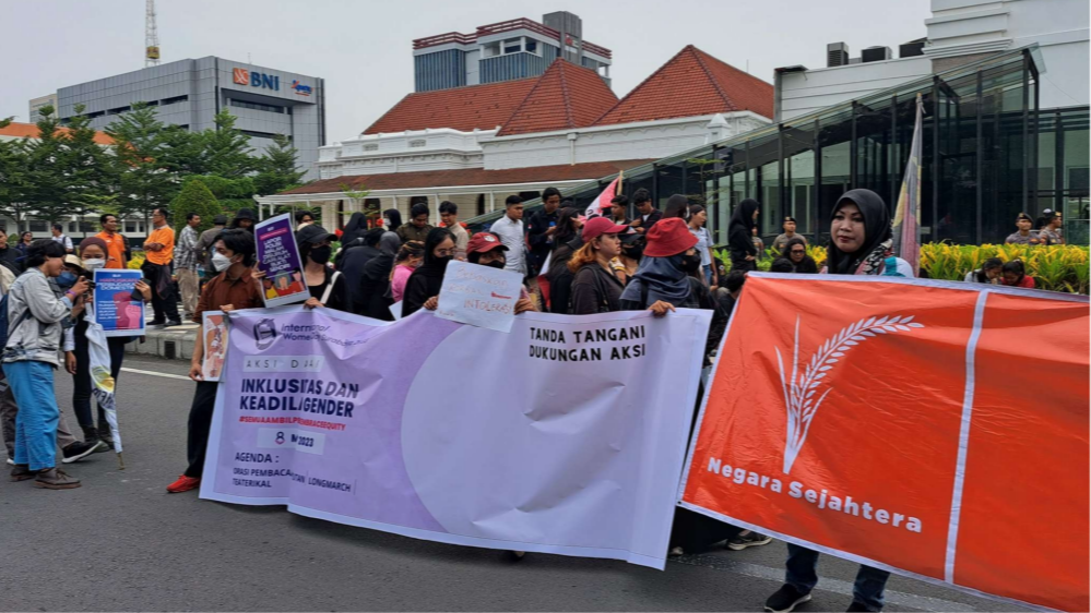 Aksi memperingati Internasional Women's Day di depan Alun-Alun Kota Surabaya. (Foto: Pita Sari/Ngopibareng.id)