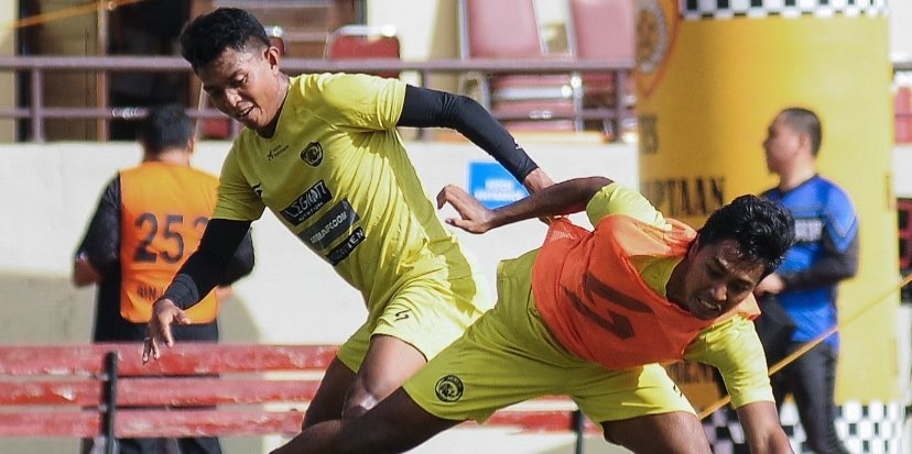 Skuat Arema FC saat menjalani sesi latihan jelang laga melawan Dewa United (Foto: Twitter/@AremafcOfficial)