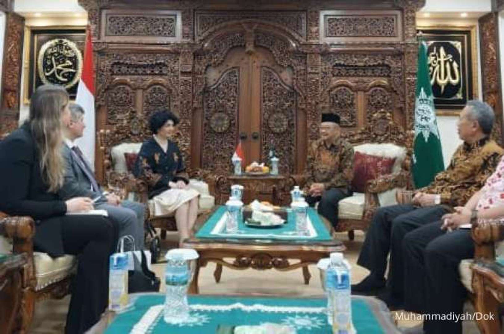 Duta Besar Ukraina untuk Republik Indonesia, Vasyl Hamianin bersama Sekretaris Umum PP Muhammadiyah, Abdul Mu’ti di Jakarta. (Foto: md.or.id)