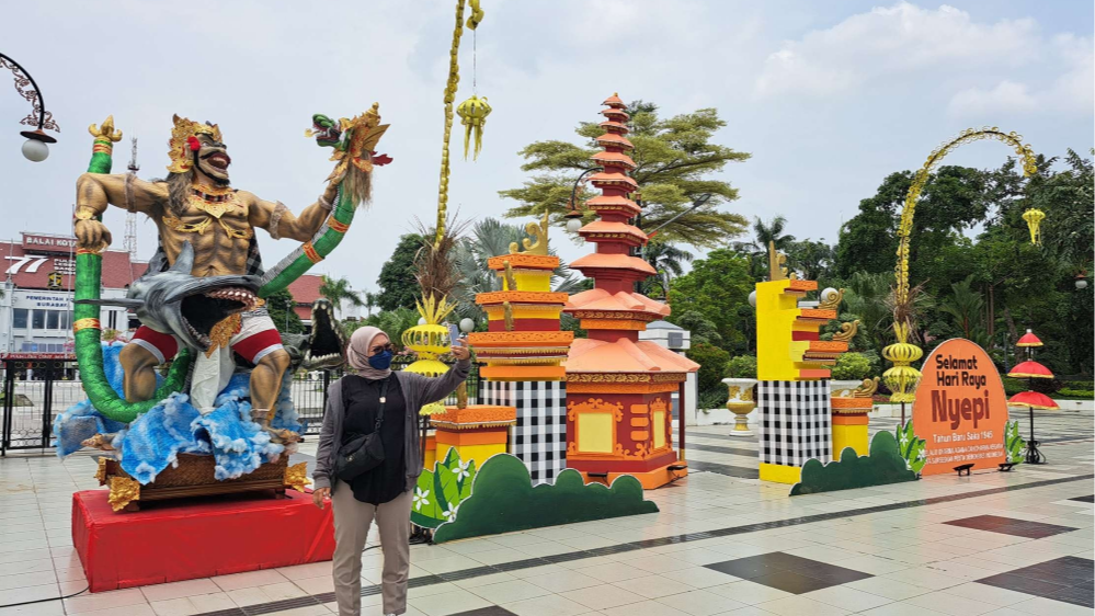 Ornamen Hari Raya Nyepi yang terpasang di Balai Kota dan dimanfaatkan warga untuk swafoto. (Foto: Pita Sari/Ngopibareng.id)