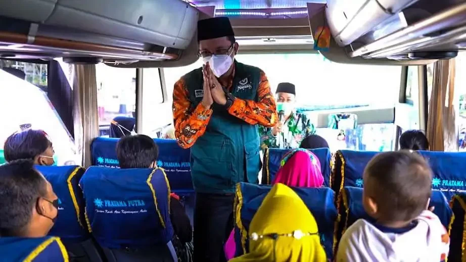 Bupati Sidoarjo sedang menyapa warga di dalam bus sebelum berangkat mudik, Jumat 29 April 2022. (Foto: Aini Arifin/Ngopibareng.id)