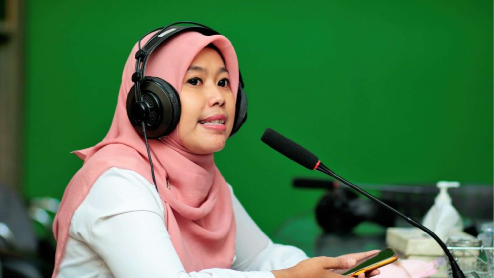 Kepala Puskesmas Kanigaran, Kota Probolinggo, dr. Ike Yuliana saat menjelaskan Leptospirosis di Radio Suara Kota FM. (Foto: Ikhsan Mahmudi/Ngopibareng.id)