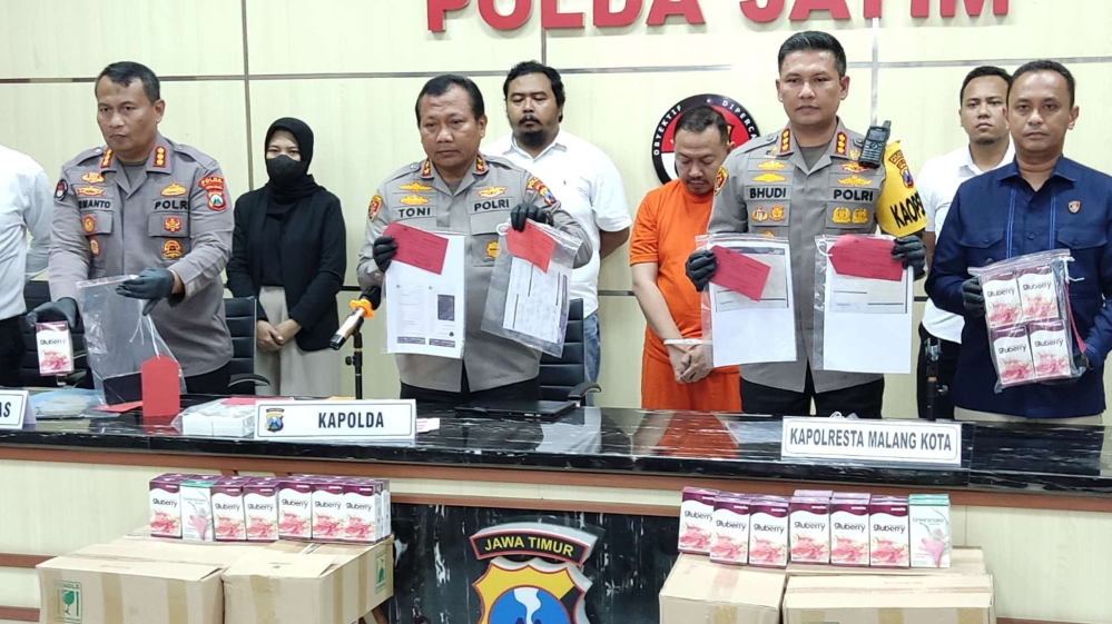 Kapolda Jatim, Irjen Pol Toni Harmanto beserta jajaran menunjukkan barang bukti kasus penipuan trading ATG di Mapolda Jatim, Surabaya, Rabu 8 Maret 2023. (Foto: Fariz Yarbo/Ngopibareng.id)