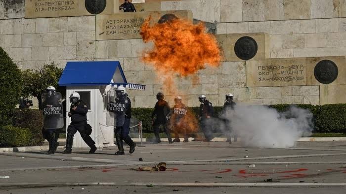 Polisi vs para demonstran di Yunani akibat tabrakan adu banteng kereta api. (Foto: Reuters)