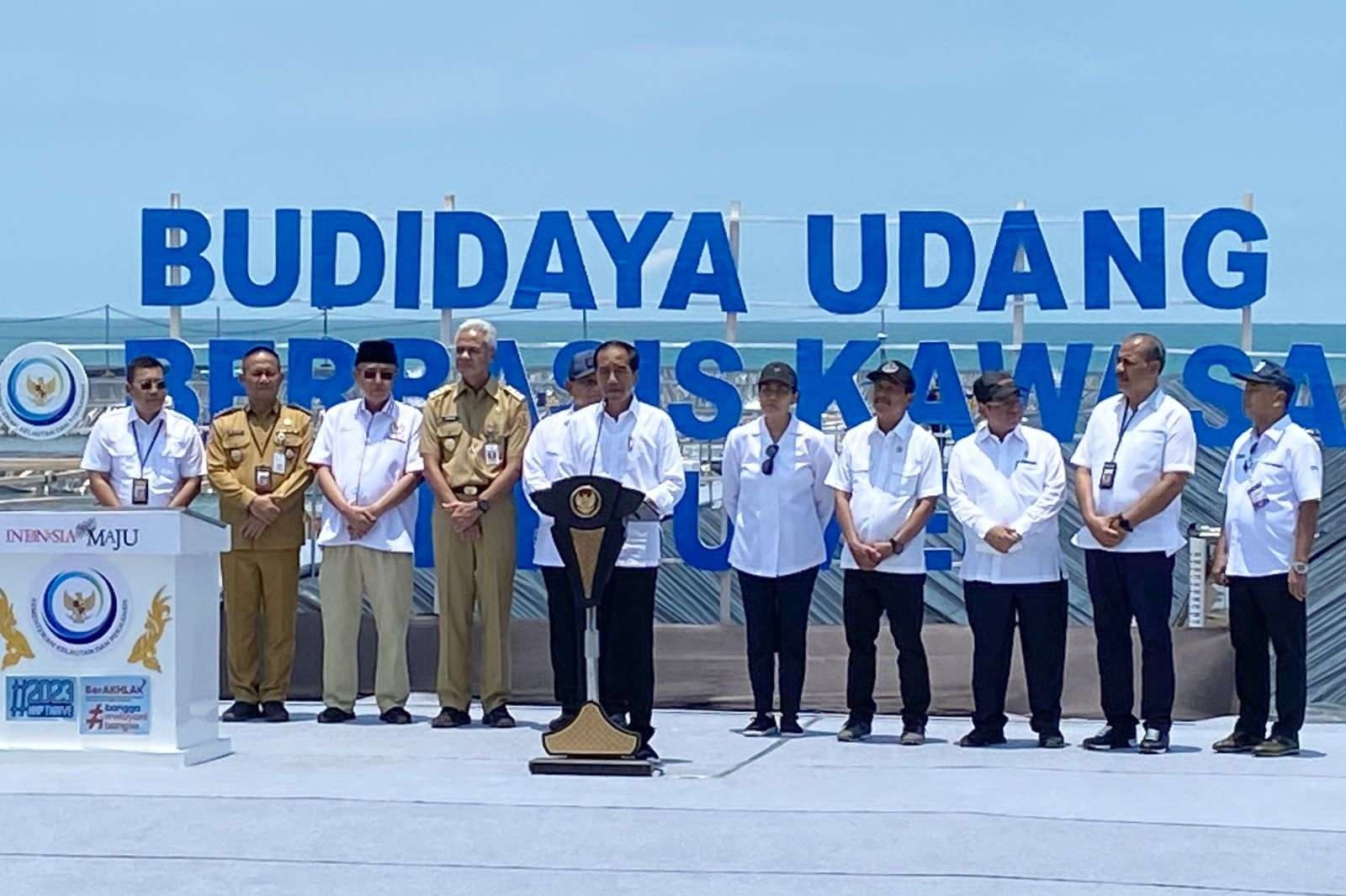 Presiden Joko Widodo didamping Ganjar Pranowo saat meresmikan Tambak Budidaya Udang Berbasis Kawasan (BUBK) di Kebumen. (Foto: Istimewa)