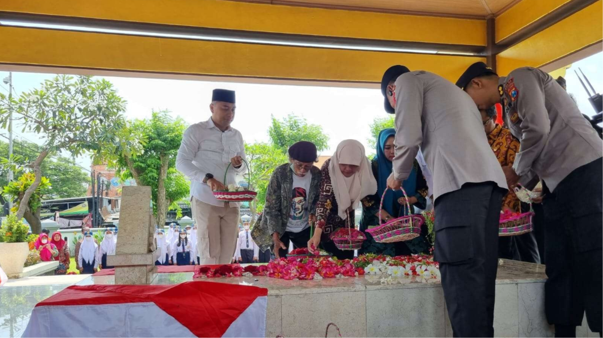 Walikota Surabaya, Eri Cahyadi melakukan tabur bunga di pusara W.R Soepratman, pencipta lagu kebangsaan Indonesia Raya di Hari Musik Nasional, Kamis 9 Maret 2023. (Foto: Pita Sari/Ngopibareng.id)