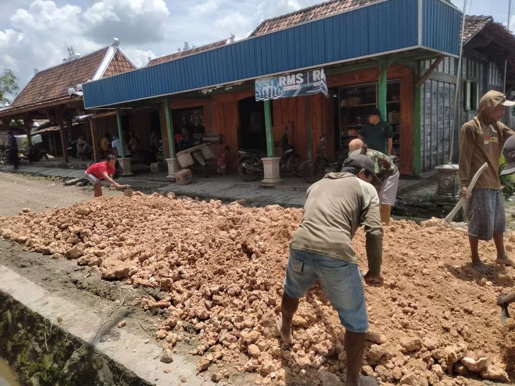 Jelang Kedatangan Presiden Joko Widodo, Jalan Desa Jadi Bagus (Ahmad Sampurno/ Ngopibareng.id)