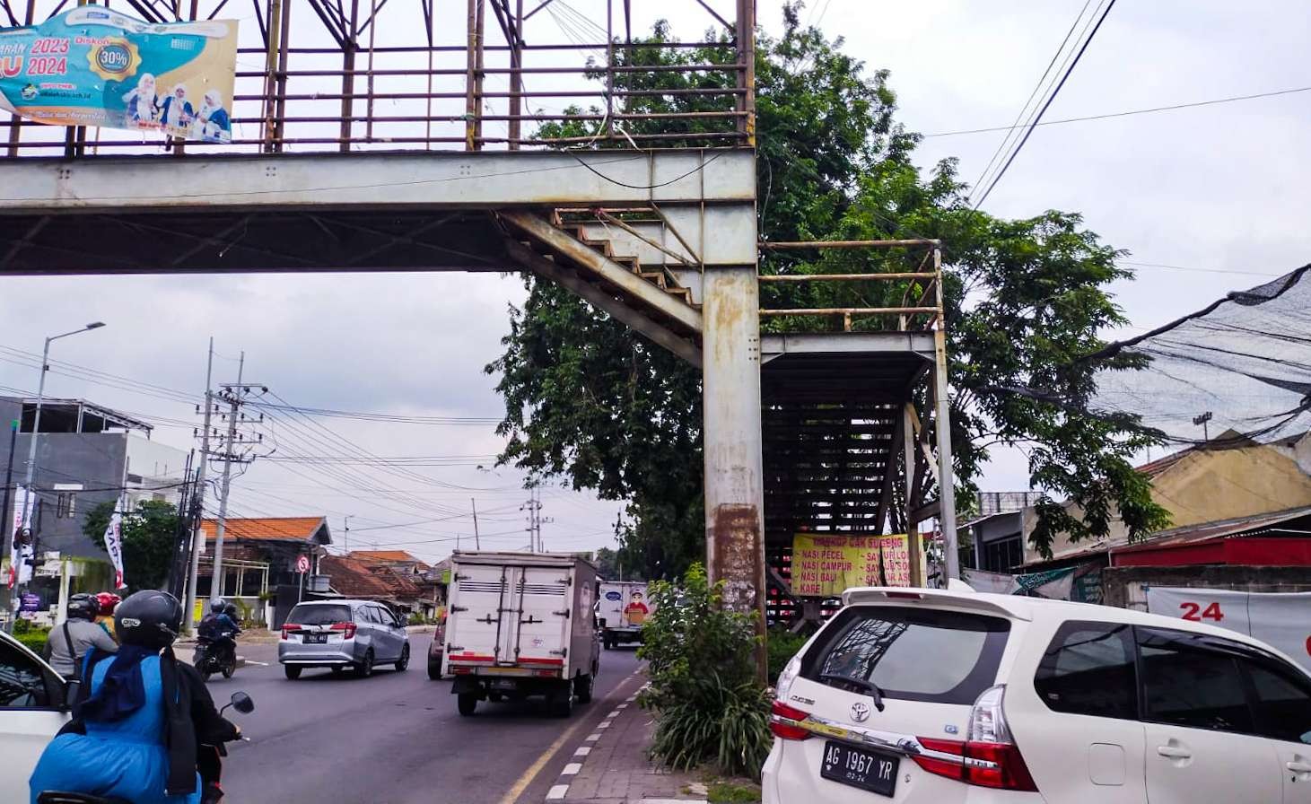 JPO aloha depan Maspion 1 yang akan dibongkar malam ini (foto :Aini/Ngopibareng.id)