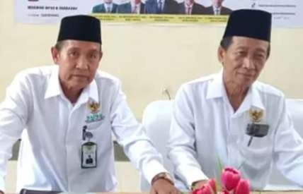 Anggota BAZNAS, M. Arab (kiri) dan Ketua BAZNAS Bondowoso, Ahmadi. (kanan). (Foto: humas  baznas)