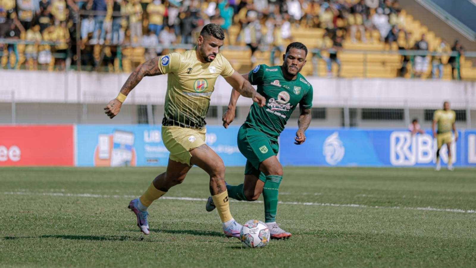 Pemain Persebaya, Paulo Victor mencoba merebut bola yang dikuasai Pemain Barito Renan Alves di Stadion Demang Lehman, Banjarmasin, Kamis 9 Maret 2023. (Foto: Persebaya)