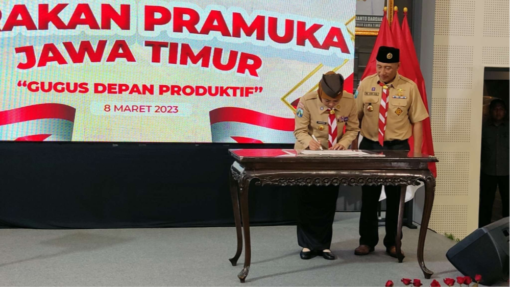 Gubernur Jatim, Khofifah Indar Parawansa didampingi Ketua Kwarda Jatim Arum Sabil mencanangkan program satu gugus depan satu wirausaha saat pembukaan Rakerda Pramuka Jatim di Surabaya, Rabu 8 Maret 2023. (Foto: Fariz Yarbo/Ngopibareng.id)